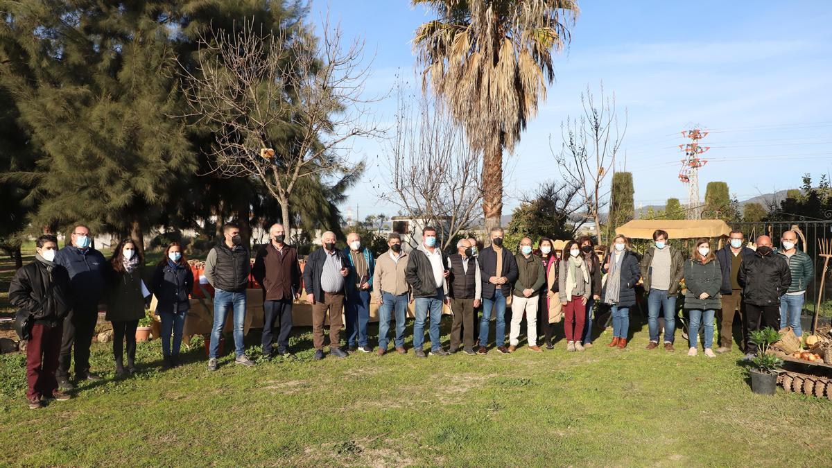 El delegado con los representantes de los 50 ayuntamientos que participan en la iniciativa.