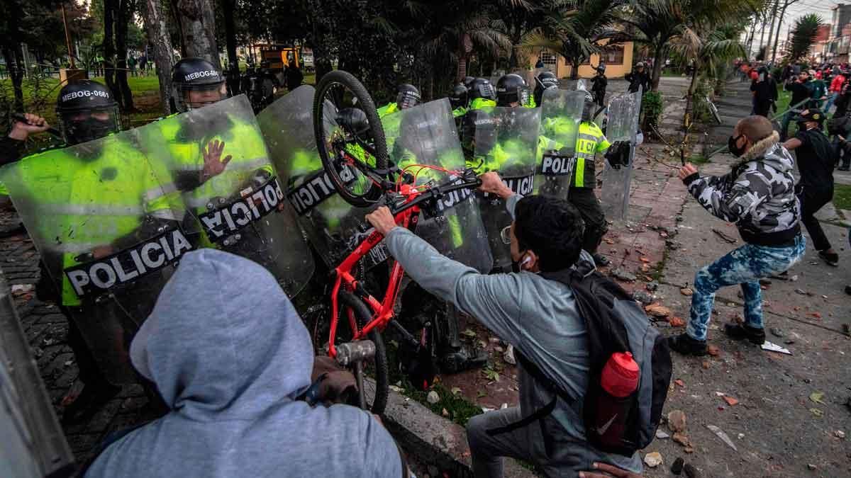 Decenas de manifestantes que reclaman justicia en el caso del abogado Javier Ordóñez, que murió tras ser víctima de la violencia policial durante un arresto en Bogotá, se enfrentaron este miércoles con la Policía en la calle donde estuvo detenido antes de ser llevado a un hospital.