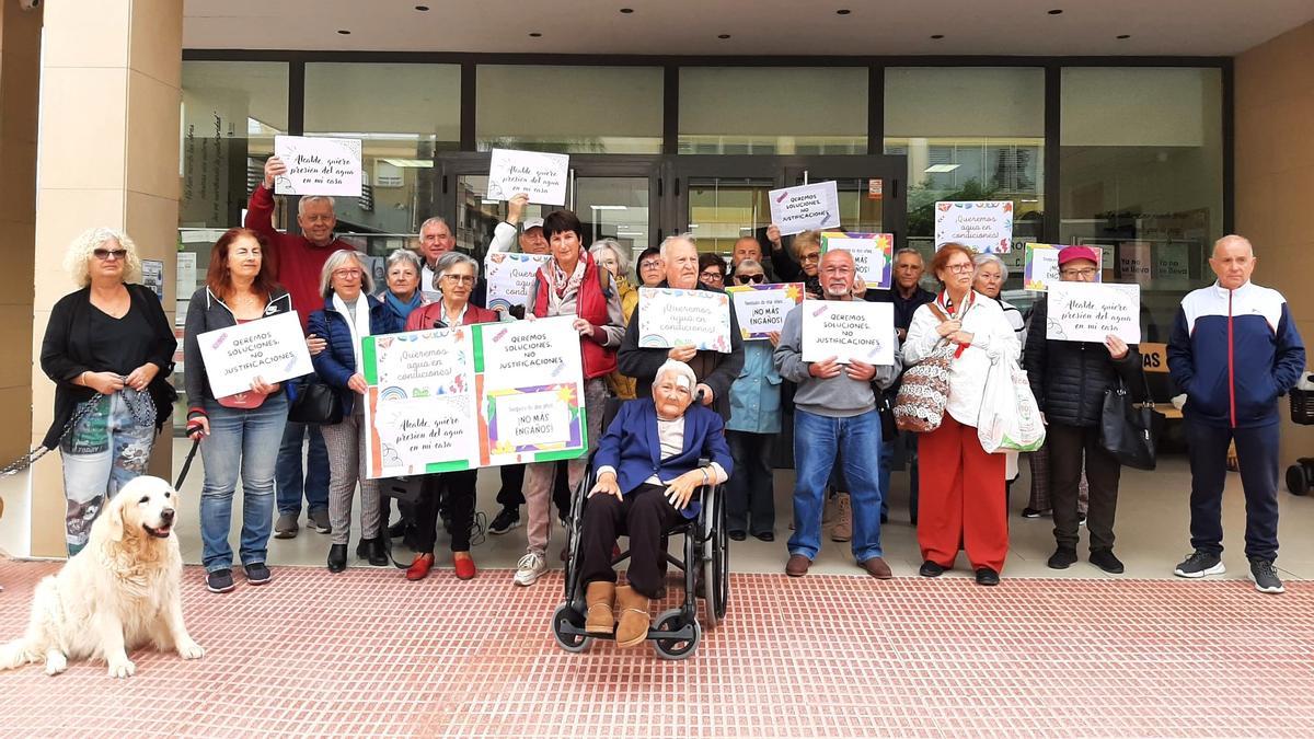 Protesta a las puertas del Ayuntamiento de San Miguel de Salinas