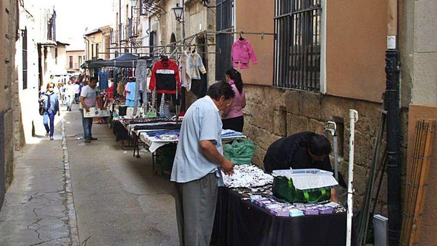 Vendedores del mercadillo de Toro preparan sus puestos.