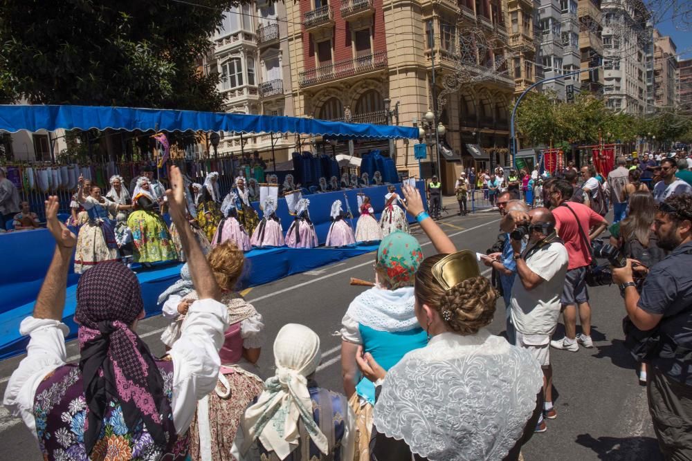 El Desfile de Entrega de Premios culmina con la entrega de más de 600 galardones a hogueras y barracas