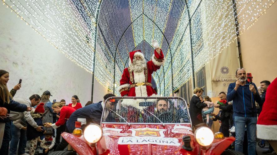 Papá Noel adelanta su llegada a Tenerife para llevar la ilusión a un casco de La Laguna abarrotado