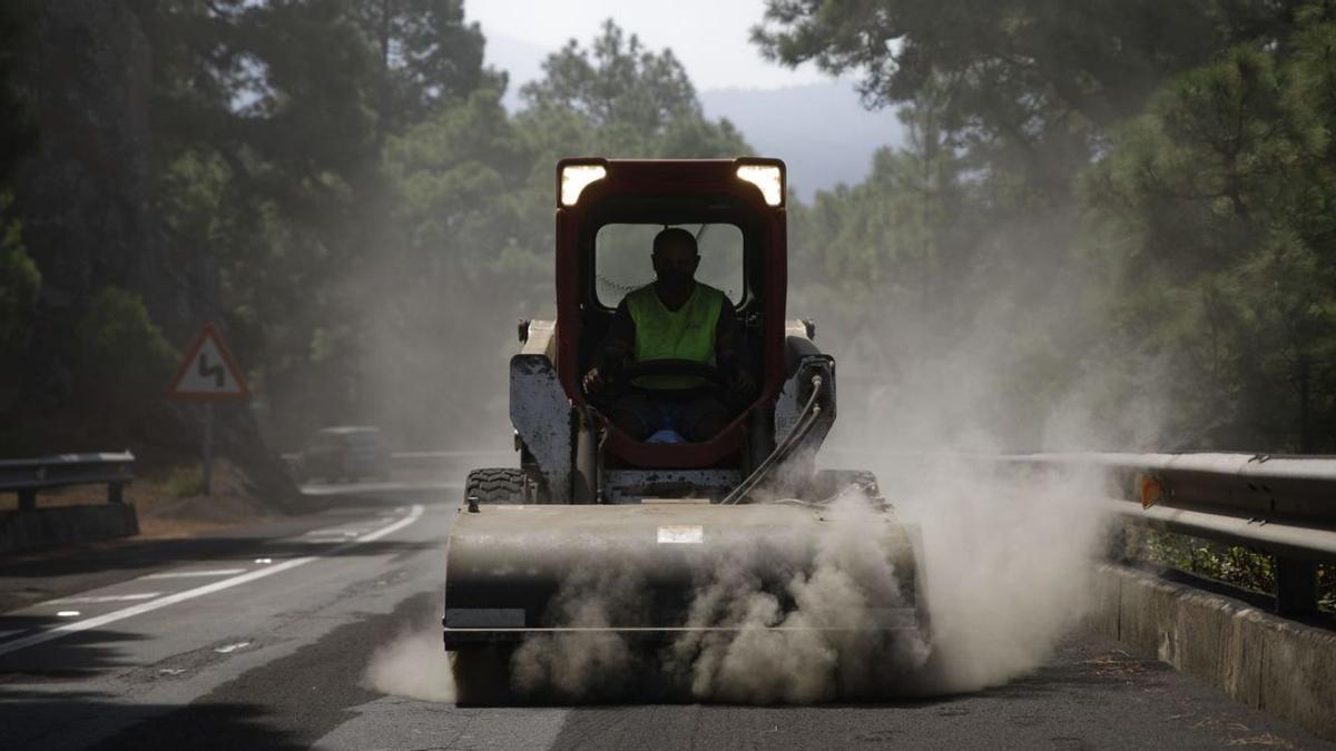 Una máquina recoge cenizas en la carretera que una Santa Cruz de La Palma con El Paso. | | E.P.