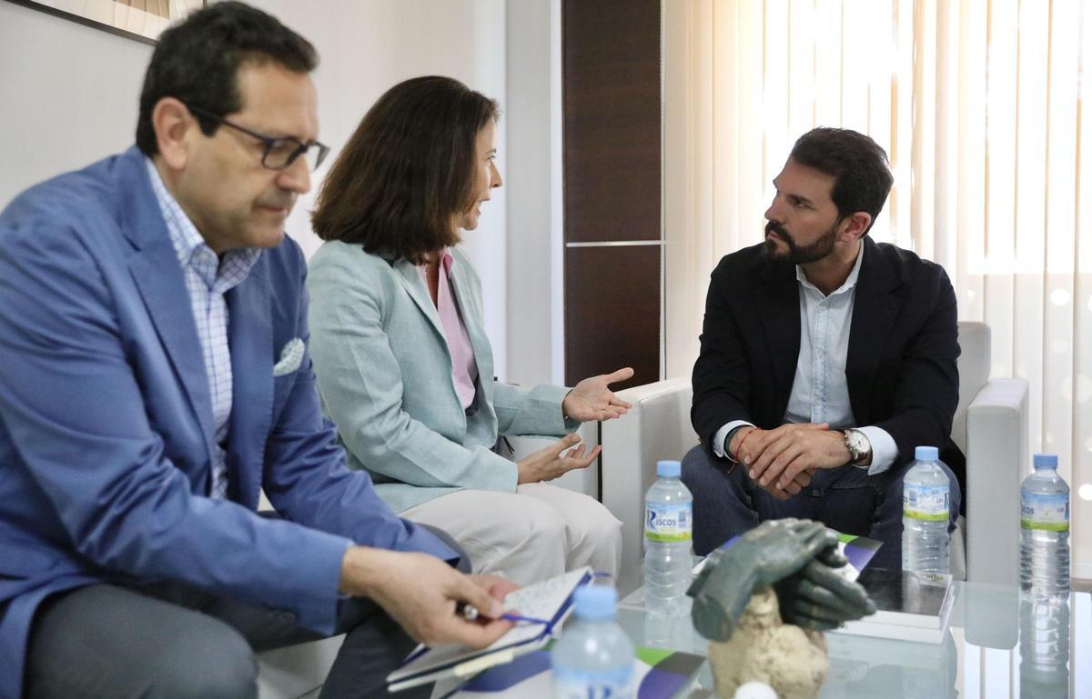 Encuentro de Cotrina con la presidenta de Foro Nuclear, Marta Ugalde, y el director técnico de la patronal nuclear, Antonio González.