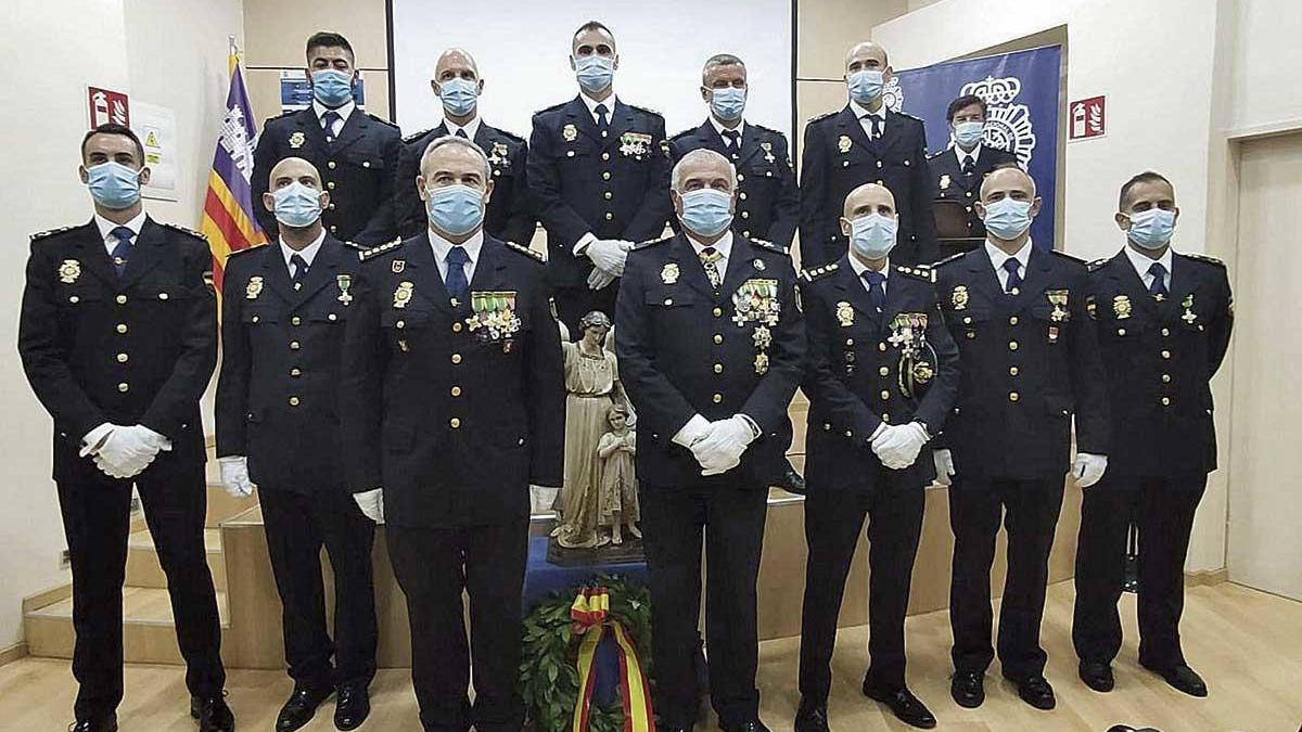 Foto de grupo de los nuevos agentes de la Policía Nacional con miembros de la Jefatura Superior de Palma.