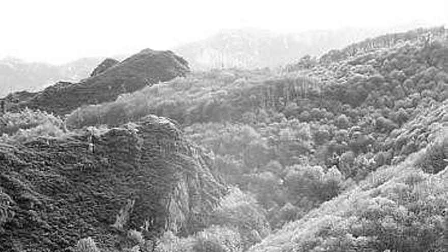 Una panorámica del núcleo medieval de Bandujo, en Proaza.