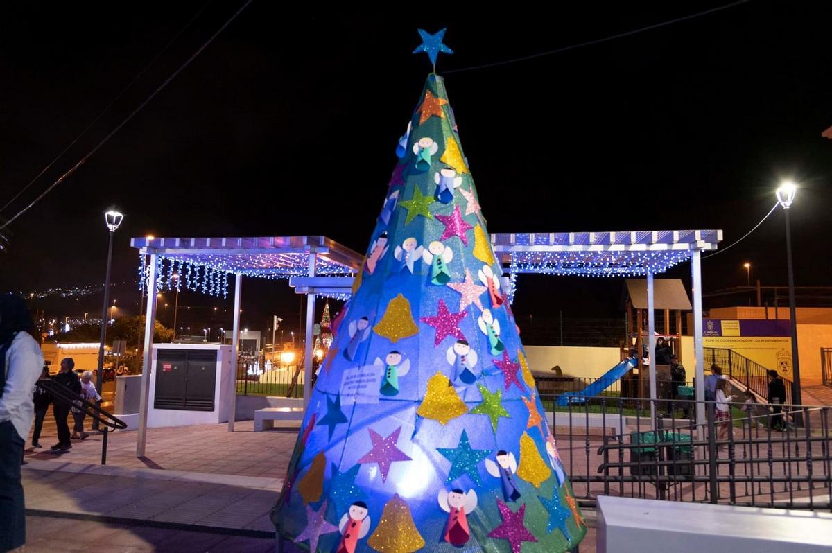 Árbol de Navidad en la plaza de Motor Grande.