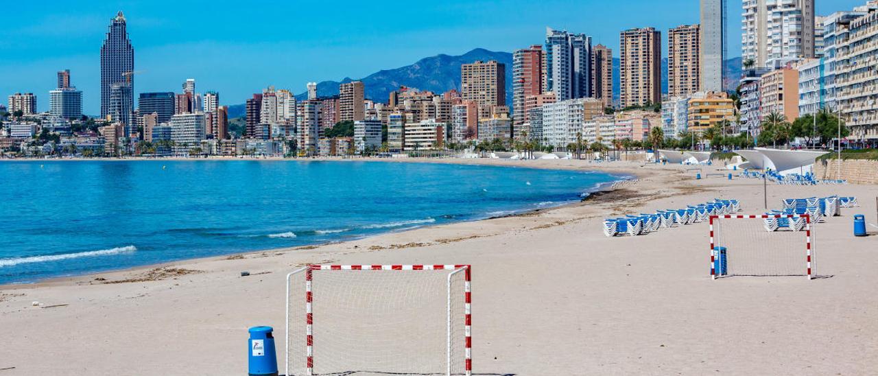 Benidorm descarta colocar mamparas y trabaja en cómo ordenar el aforo de sus playas