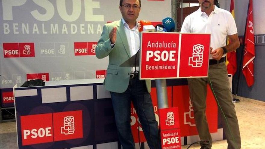 El coordinador de la Interparlamentaria del PSOE de Andalucía, Miguel Ángel Heredia, y el alcalde de Benalmádena, Víctor Navas.