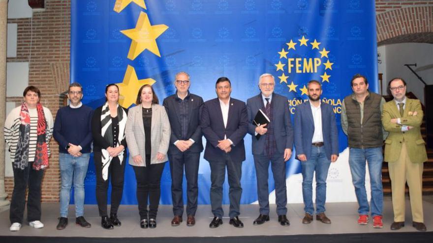 Montse Fernández, cuarta por la izquierda, con los integrantes de la  Comisión de Agricultura de la FEMP. | Reproducción de D. Á.