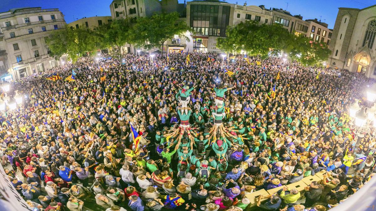 Panorámica de la Plaza Sant Roc de Sabadell, donde se han concentrado 6.000 personas.