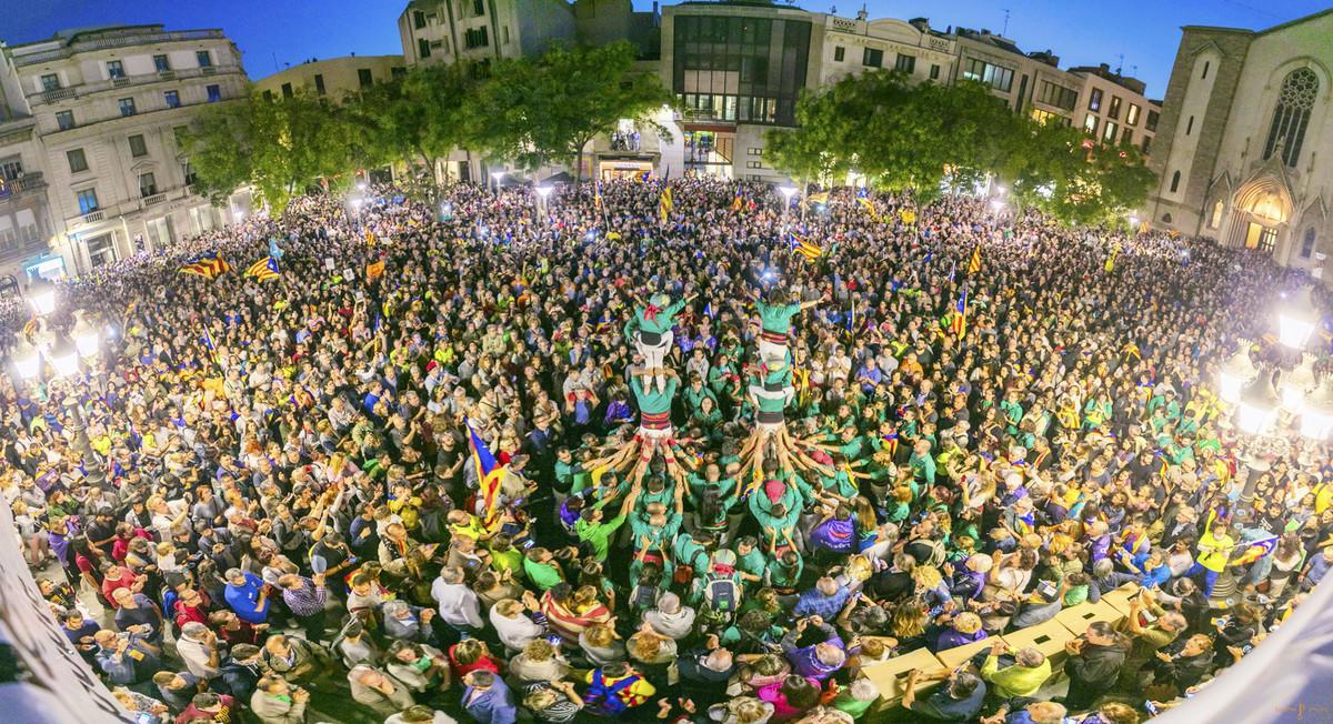 Panoràmica de la plaça Sant Roc de Sabadell, on s’han concentrat 6.000 persones. 