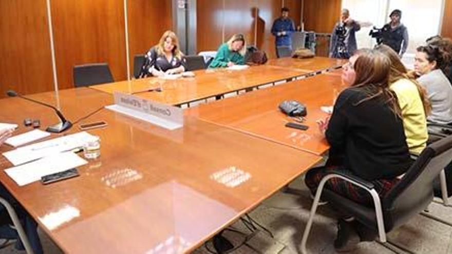 La consellera Lydia Jurado durante la rueda de prensa. Al fondo, la vicepresidenta primera, Viviana de Sans, también de Podemos.