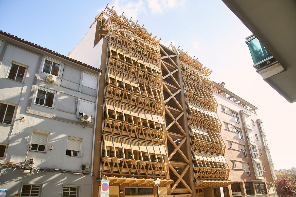 La fachada en madera de Infinito Delicias.