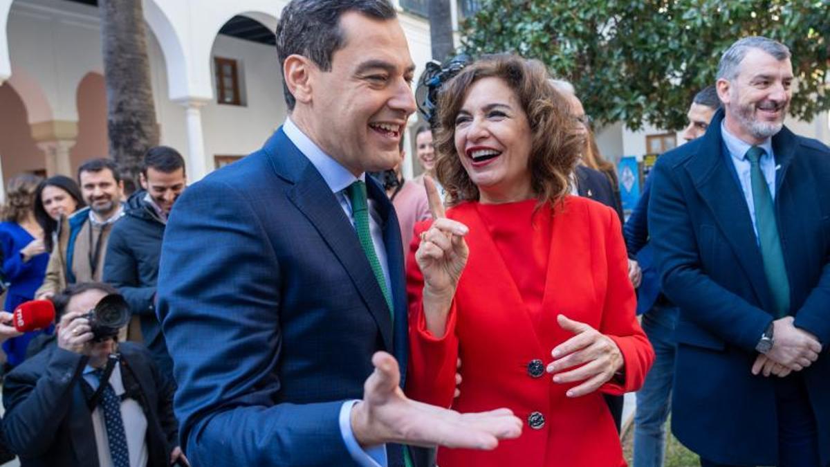 La vicepresidenta primera del Gobierno y ministra de Hacienda, María Jesús Montero saluda al presidente de la junta de Andalucía, Juanma Moreno