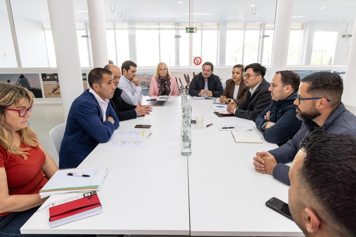 Momento de la reunión entre el Gobierno de Canarias y las distintas federaciones implicadas.