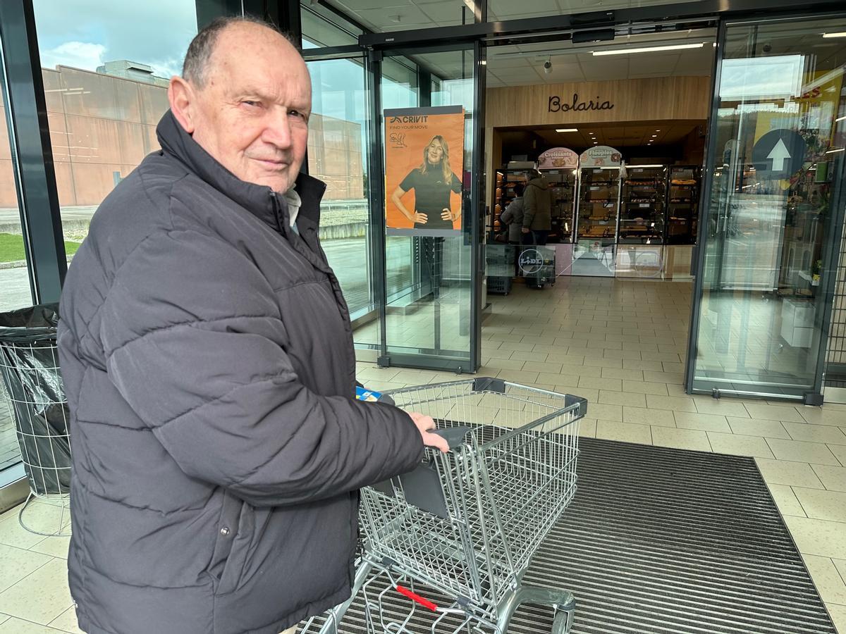 Avelino entra en el supermercado con el carrito de la compra.