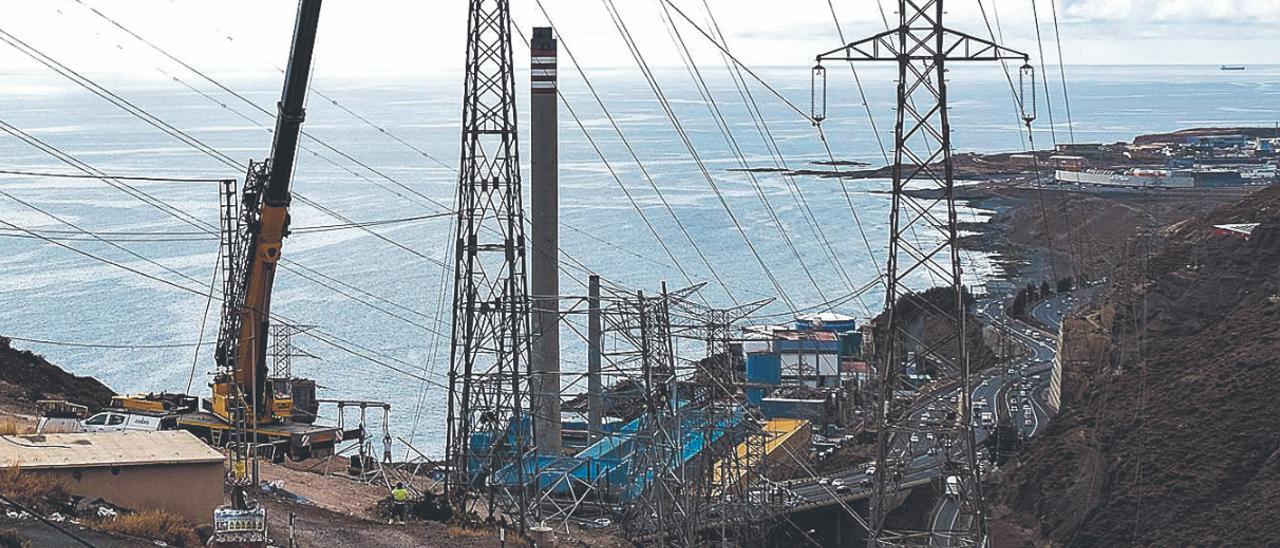 Trabajos de desmontaje de torretas de alta tensión de la central de Jinámar.