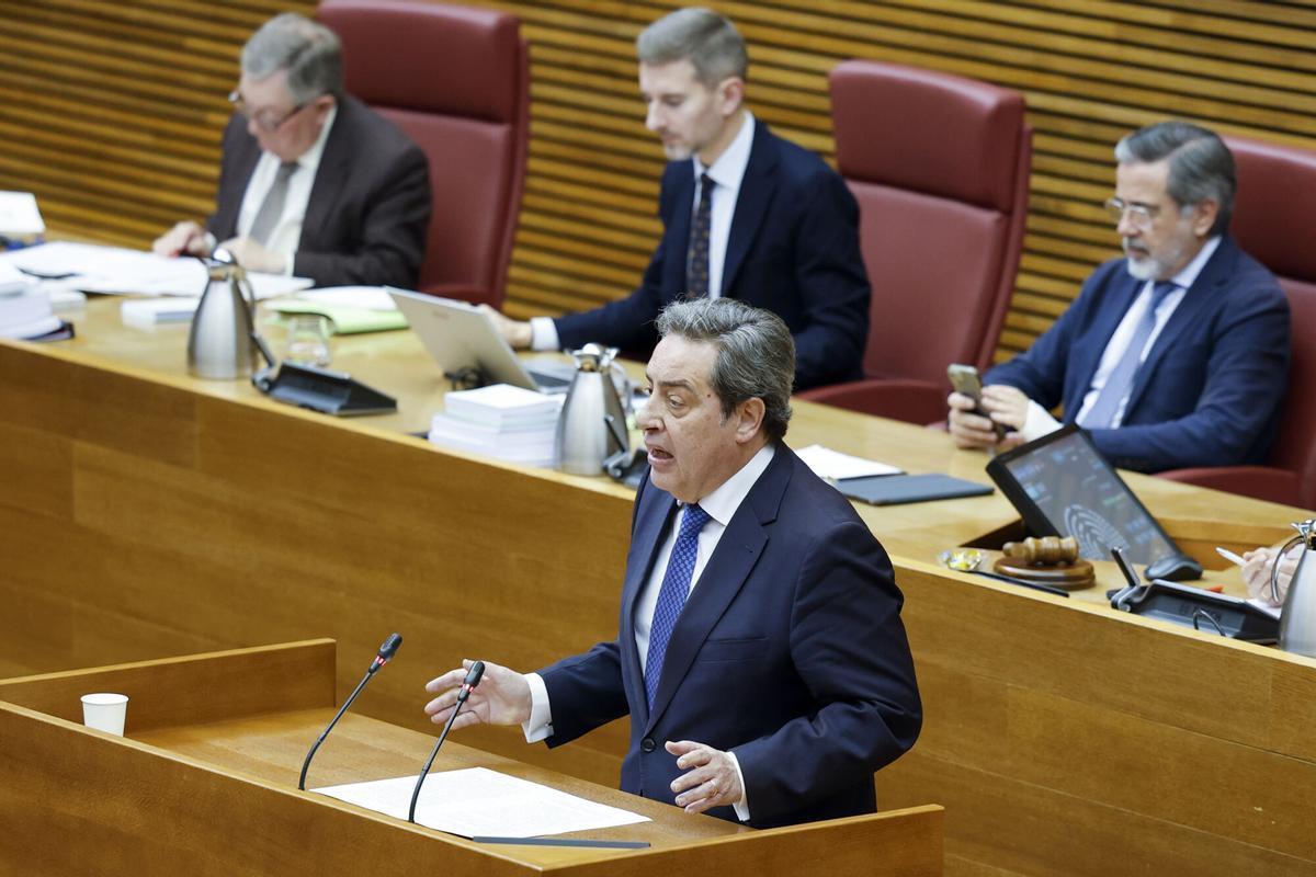 GRAFCVA3017. VALENCIA, 26/03/2026.- El síndic de Vox, José María Llanos, durante la sesión de control al president de la Generalitat, Juanfran Pérez Llorca en Les Corts Valencianes en el que el jefe del consell responde a preguntas de la oposición sobre la reputación de la Comunitat Valenciana y sobre la gestión de su Consell, y a una pregunta de Vox sobre inmigración. EFE/Ana Escobar