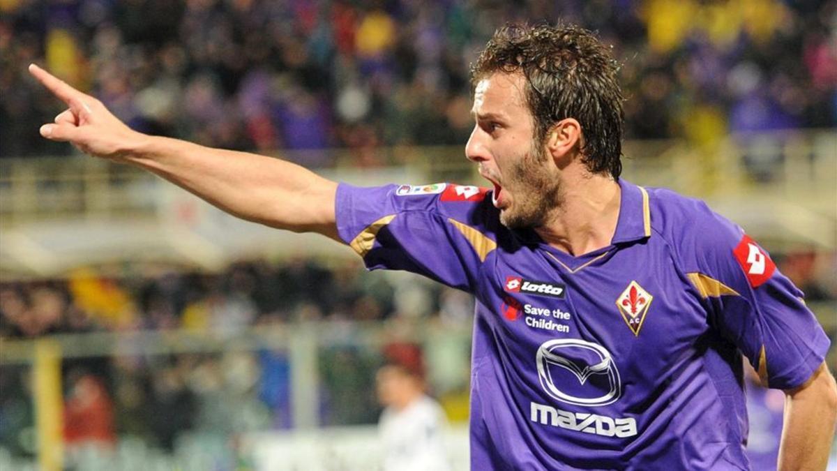 Alberto Gilardino vistiendo la camiseta de la Fiorentina
