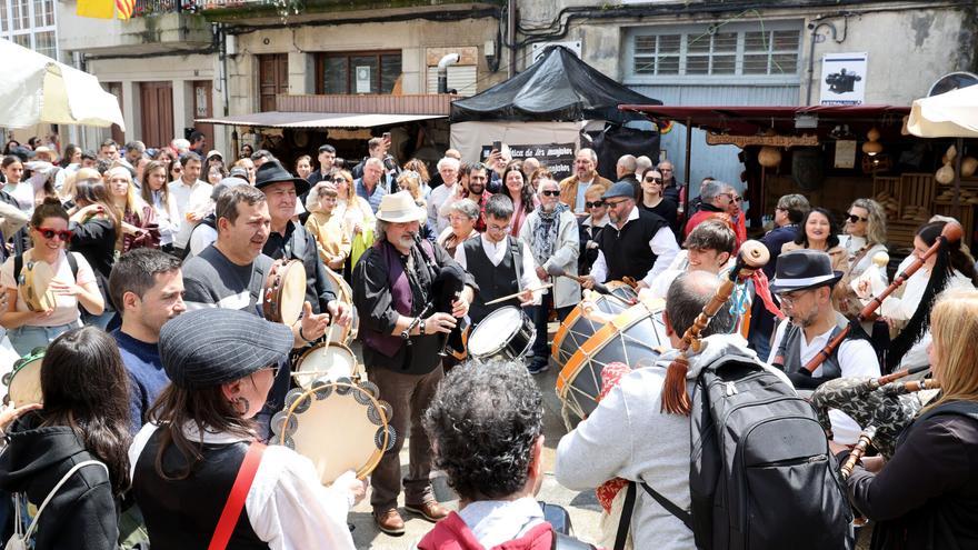 Desfile de trajes para celebrar el adiós a los galos