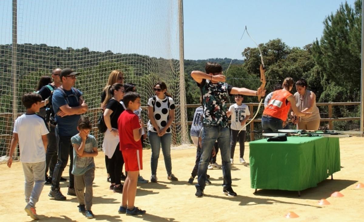 Niños practicando el tiro con arco en la Granja Aventura de El Ronquillo.