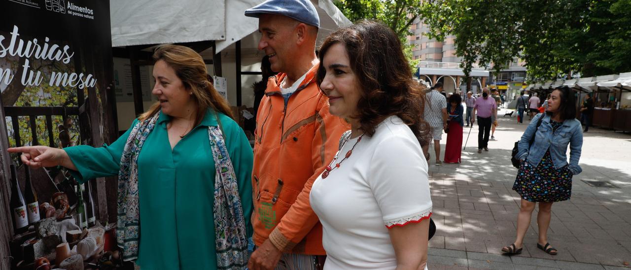 Por la izquierda, Lydia Espina, Javier Ruiz-Cuevas, coordinador del Mercado Ecológico y Artesano, y Yolanda Alonso. | Mara Villamuza