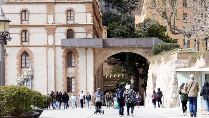 Plaça principal  del  monestir de Montserrat