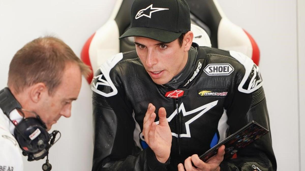 Àlex Márquez (Honda) habla con uno de los telemétricos del equipo LCR Honda.