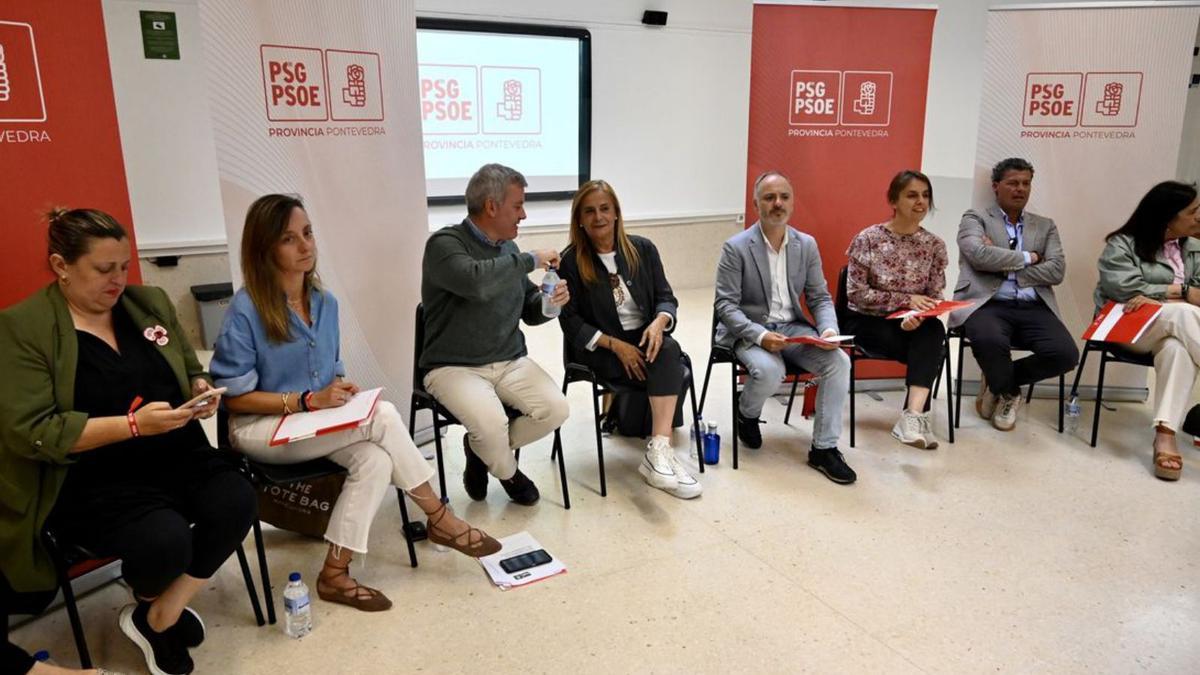 Silva y Regades, ayer, en la Ejecutiva provincial del PSOE. |   // R. VÁZQUEZ