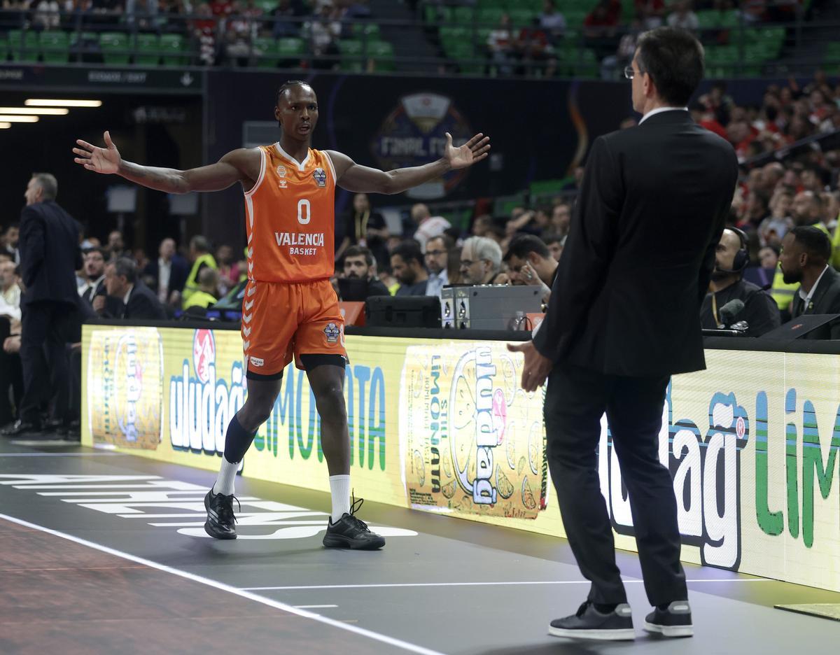 Brancou Badio, cambiado tras sus dos faltas al inicio del partido.