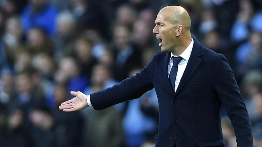 Zidane da instrucciones durante el partido ante el City.