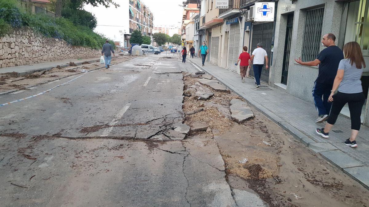Estado en el que quedó la calle Hoya del Molino de Lucena tras la tromba de agua.