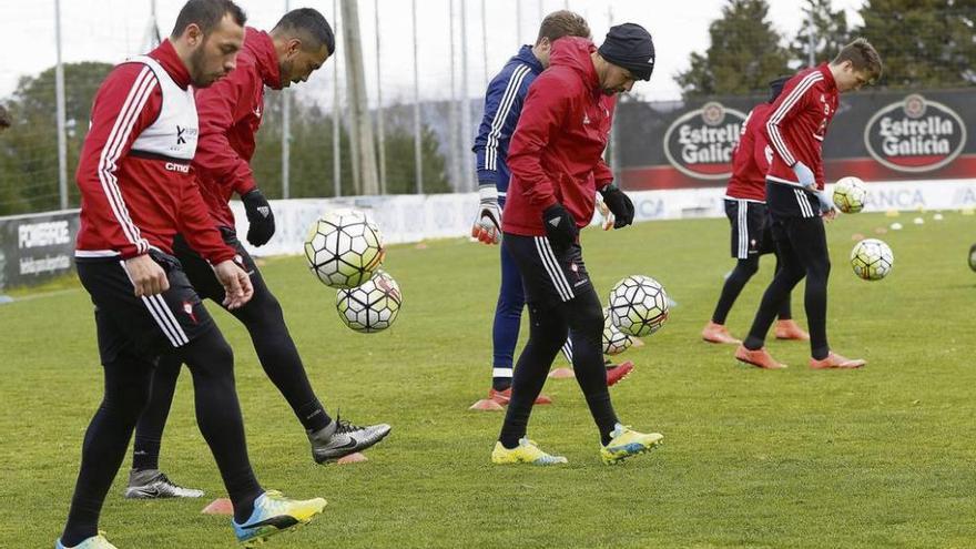 Marcelo Díaz, Cabral, Nolito, Rubén, Señé y Orellana, ayer, durante el entrenamiento en A Madroa. // Ricardo Grobas