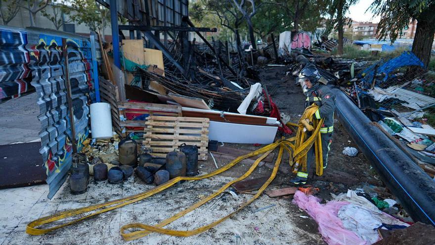 Un incendio calcina un asentamiento de barracas en Barcelona: los Mossos investigan si fue provocado