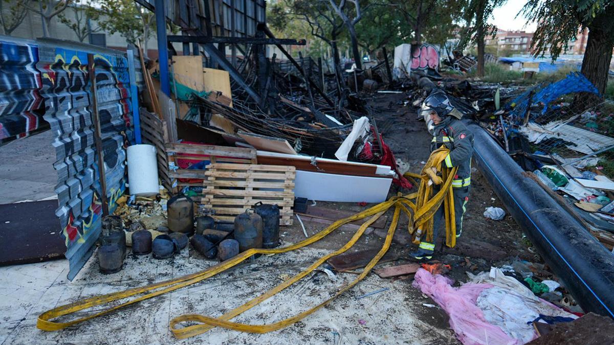 Incendio en un asentamiento de barracas en el puente de Bac de Roda con la calle de Huelva, en Barcelona.