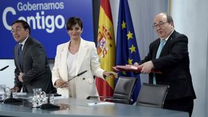 La ministra portavoz, Isabel Rodríguez, junto al ministro de Asuntos Exteriores, Unión Europea y Cooperación, José Manuel Albares, y el ministro de Cultura y Deporte, Miquel Iceta, en la rueda de prensa posterior al Consejo de Ministros celebrada este martes.