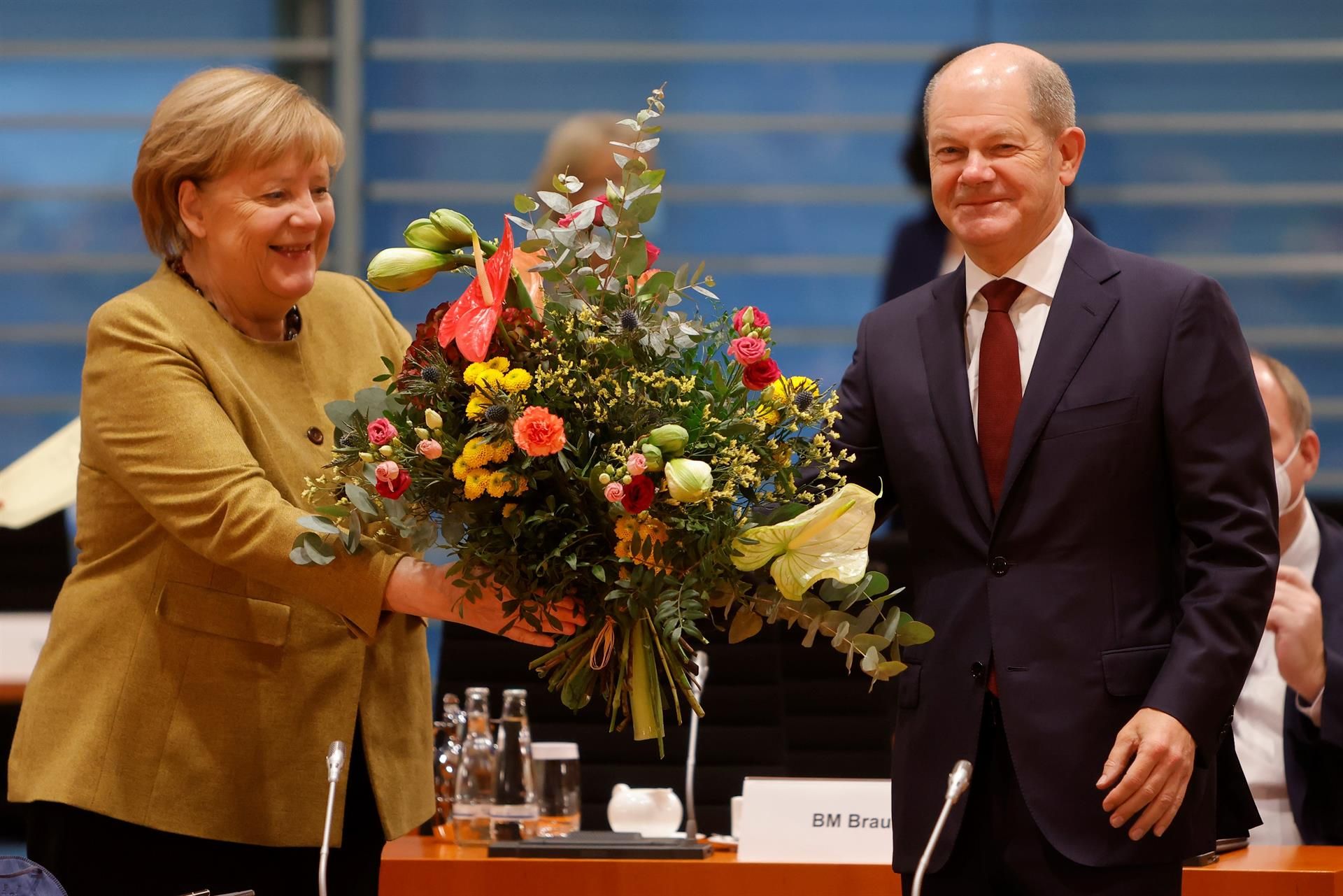 La actual canciller alemana Angela Merkel, y su sucesor, Olaf Scholz