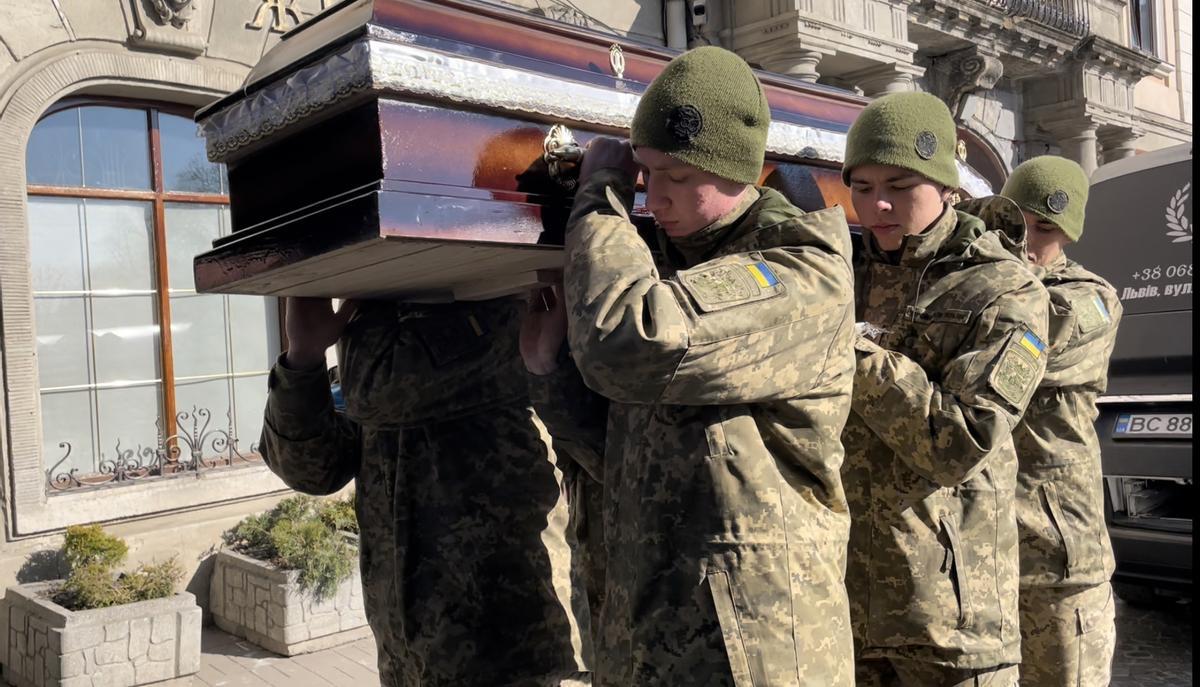 Un grupo de soldados ucranianos transportan el féretro con el cuerpo de su compañero Volodímir, en Lviv.