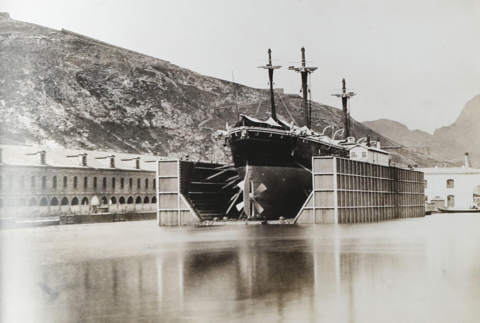 Una travesía fotográfica al pasado de la Marina Española de casi cien años  de navegación - Faro de Vigo