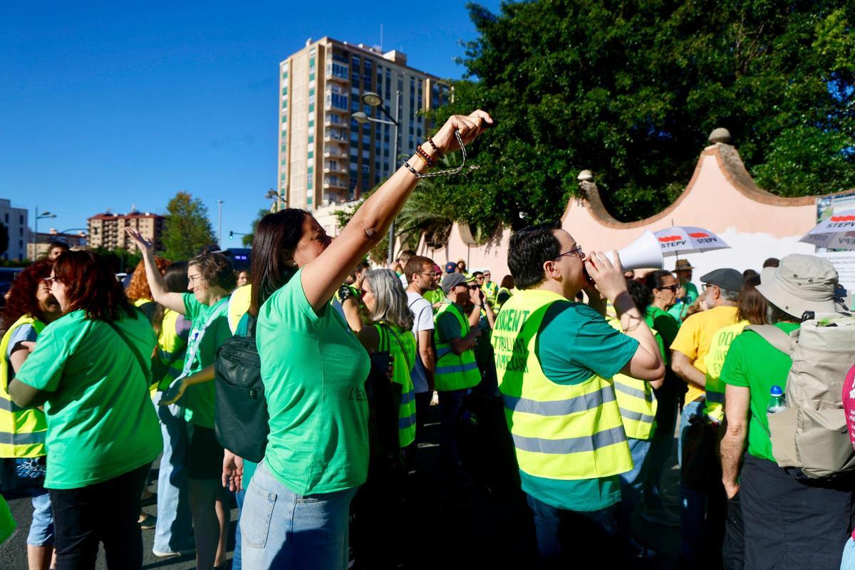 Docentes ante las puertas de Conselleria de Educación