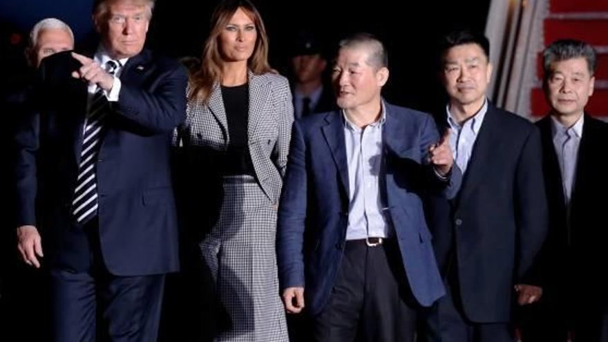 Trump i la seva dona Melania van rebre els tres nord-americans alliberats per Corea del Nord.