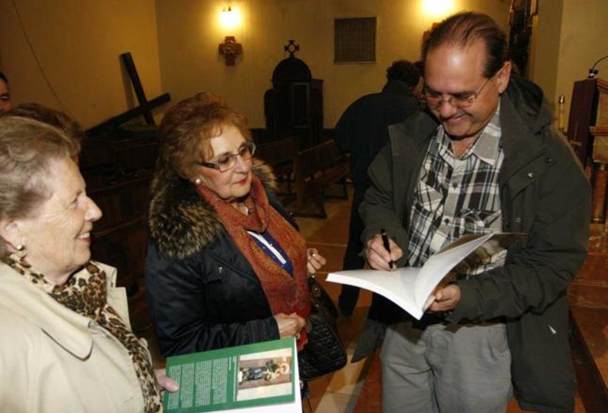 Lito García dedica el libro del centenario de la iglesia de Infiesto a dos feligresas.