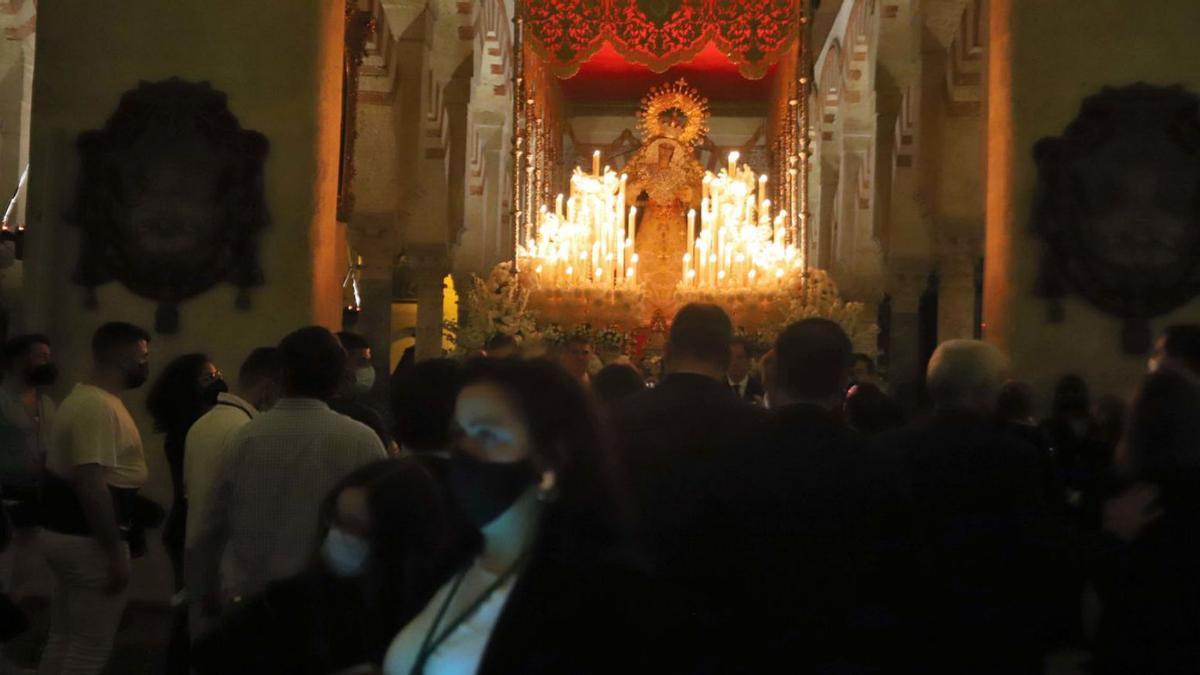 El paso de palio de la Virgen de la O, el pasado domingo en el interior de la Mezquita-Catedral tras la suspensión.