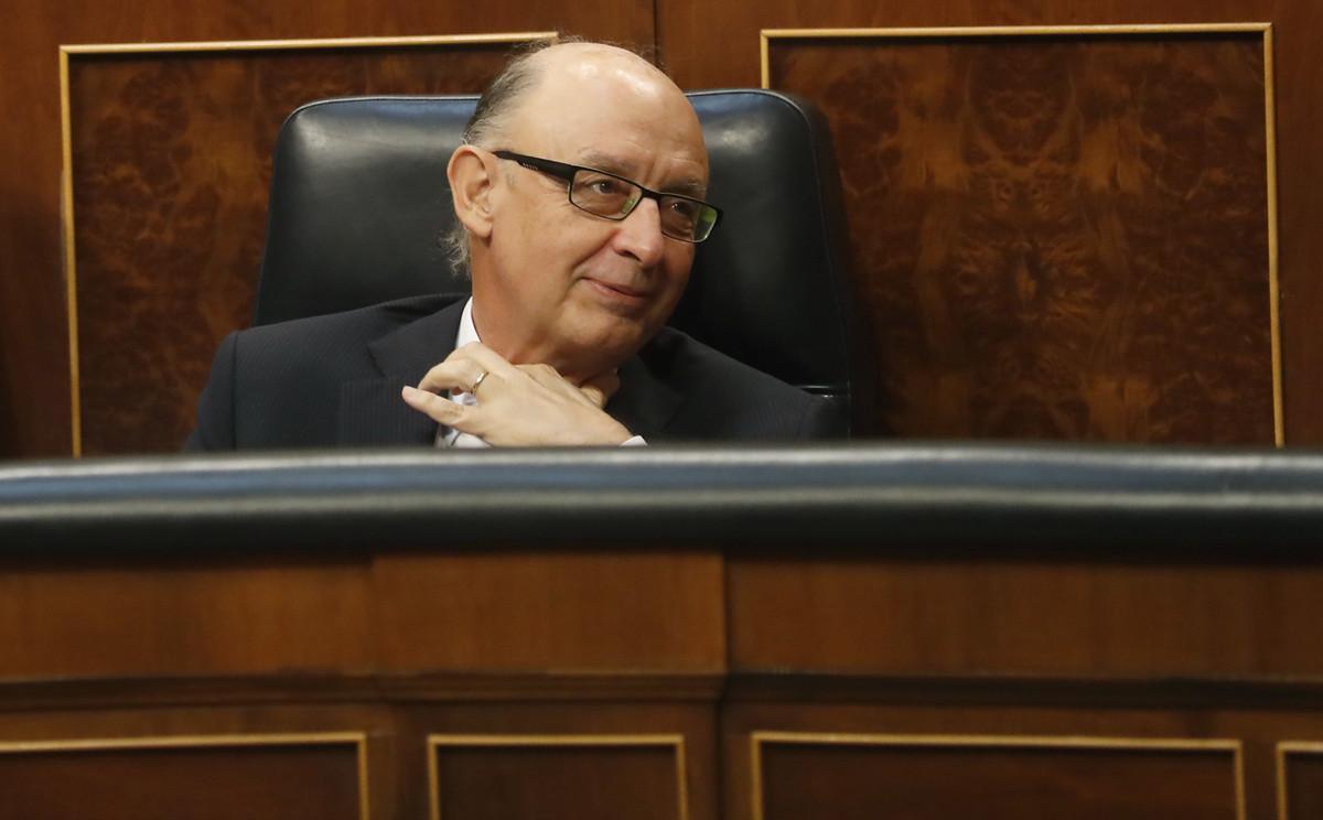 -FOTODELDIA- GRA283. MADRID, 29/05/2017.- El ministro de Hacienda, Cristóbal Montoro, esta tarde en el pleno del Congreso, en la primera sesión de debate y votación de enmiendas parciales a los Presupuestos Generales del Estado de 2017. EFE/Javier Lizon