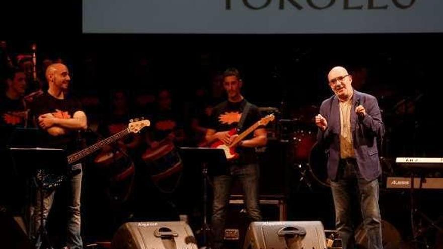 Javier Blanco, presentando una de las canciones.