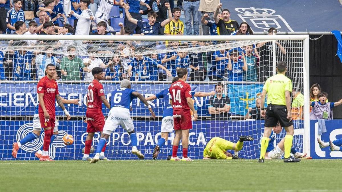 De la Fuente Ramos en imagén tras el gol del Real Oviedo.