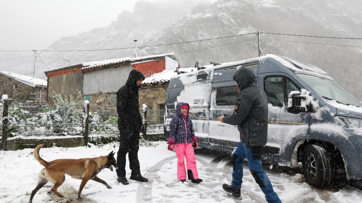 Temporal de nieve en el puerto de San Isisdro