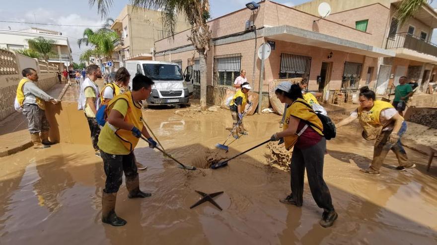 Cientos de voluntarios llegan a San Javier y Los Alcázares