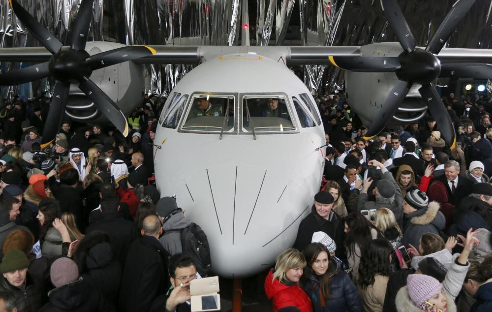 Rodean el nuevo avión An-132D durante su presentación en el Complejo Técnico Científico Aeronáutico Antónov en Kiev, Ucrania.